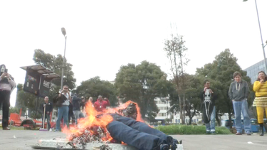 Perú y Ecuador quemaron piñatas y monigotes años viejos para recibir el 2018