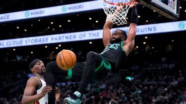 El base de los Celtics de Boston Jaylen Brown clava el balón frente al pívot del Heat de Miami Bam Adebayo en el juego 5 de la primera ronda de la postemporada el miércoles 1 de mayo del 2024.