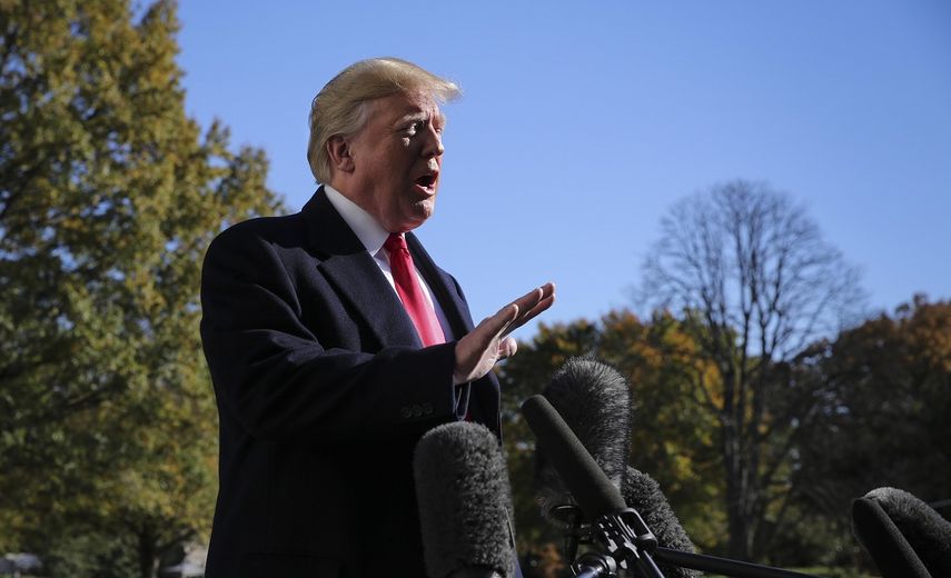 Donald Trump, presidente de los EEUU, habla a los medios en los jardines de la Casa Blanca.