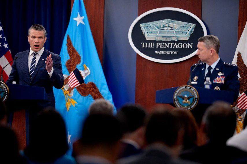 El Secretario de Defensa de Estados Unidos, Pete Hegseth (izquierda), acompañado por el jefe del Estado Mayor Conjunto, el General Dan Caine de la Fuerza Aérea (derecha), habla durante una conferencia de prensa en el Pentágono el 22 de junio de 2025 en Arlington, Virginia.&nbsp;