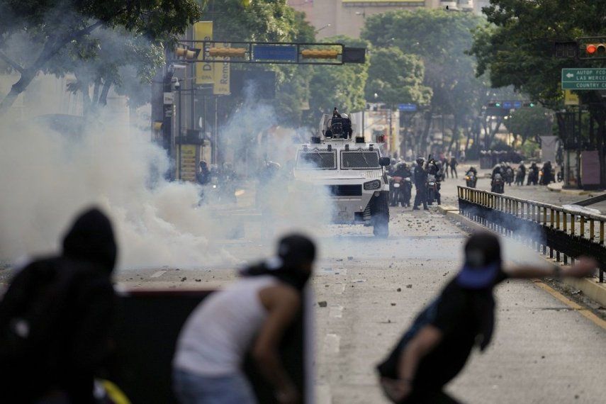Manifestantes se enfrentan a la policía en las protestas contra los resultados de las elecciones que dieron por ganador a Nicolás Maduro, el día después de las votaciones en Caracas, Venezuela, el lunes 29 de julio de 2024.&nbsp;