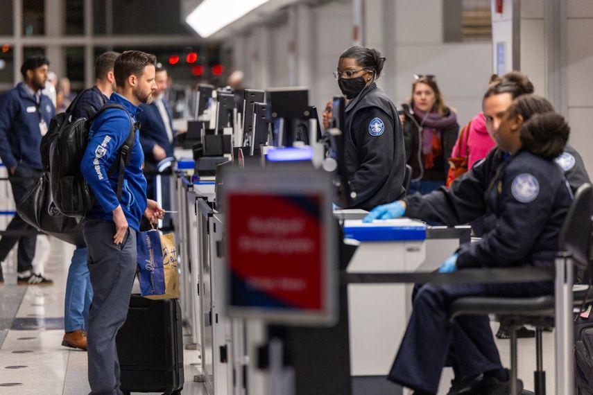 Los oficiales de seguridad de la Administración de Seguridad en el Transporte (TSA) controlan a los pasajeros en el Punto de Control de Seguridad Norte en el Aeropuerto Nacional Reagan de Washington en Arlington, Virginia, Estados Unidos, el 17 de marzo de 2026.
