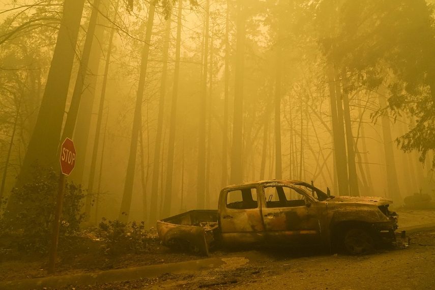 Un autom&oacute;vil quemado por un incendio forestal yace junto a un camino el s&aacute;bado 22 de agosto de 2020, en Boulder Creek, California.&nbsp;