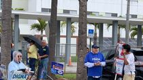 Ciudadanos asisten a la jornada de elecciones en la ciudad de Doral. 