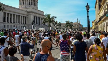 Habaneros protestan en las afueras del Capitolio de La Habana, durante una manifestación contra la dictadura cubana&nbsp; el 11 de julio de 2021.&nbsp;&nbsp; &nbsp;
