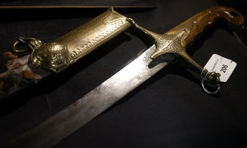 Un sable y su vaina grabada, obsequiada por Napoleón Bonaparte al capitán de la Marina Real, James Kearney White, como agradecimiento por haberle proporcionado vino durante su exilio, se muestra antes de su subasta en la casa de subastas Charles Miller en Londres el 1 de noviembre de 2024.