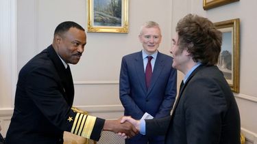 El jefe del Comando Sur de los Estados Unidos, el almirante Alvin Holsey, estrecha la mano del presidente argentino Javier Milei antes de una reunión en la Casa Rosada, Buenos Aires, el 29 de abril de 2025