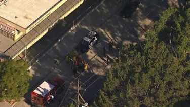 Las imágenes de las televisiones locales mostraron a las fuerzas de seguridad registrando a los alumnos y escoltándolos fuera de la escuela.