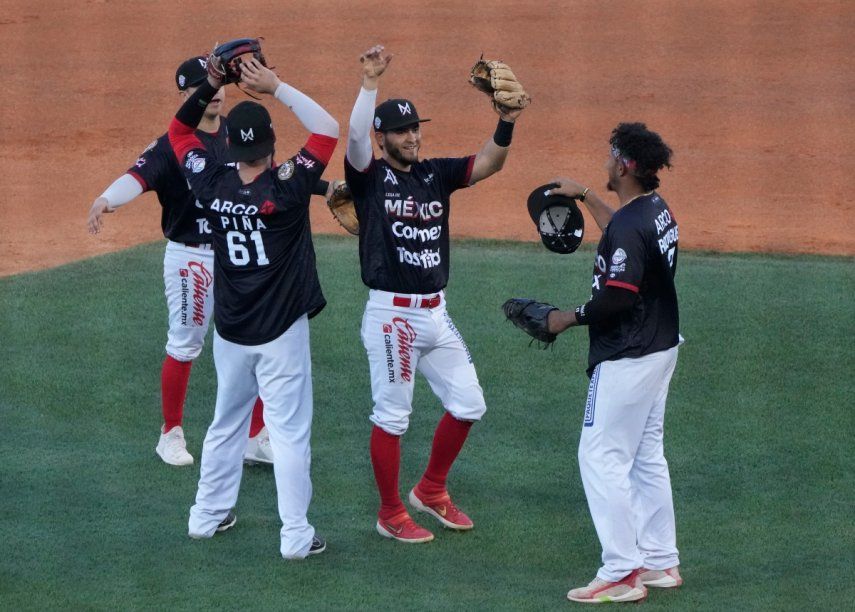 Jugadores de la representación mexicana en la Serie del Caribe 2023 celebran su victoria sobre Panamá, que les permitió clasificar a las semifinales.