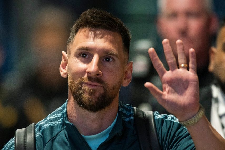 El delantero argentino Lionel Messi saluda al llegar a la Red Bull Arena para el partido amistoso contra Jamaica, el martes 27 de septiembre de 2022, en Harrison, Nueva Jersey.&nbsp;