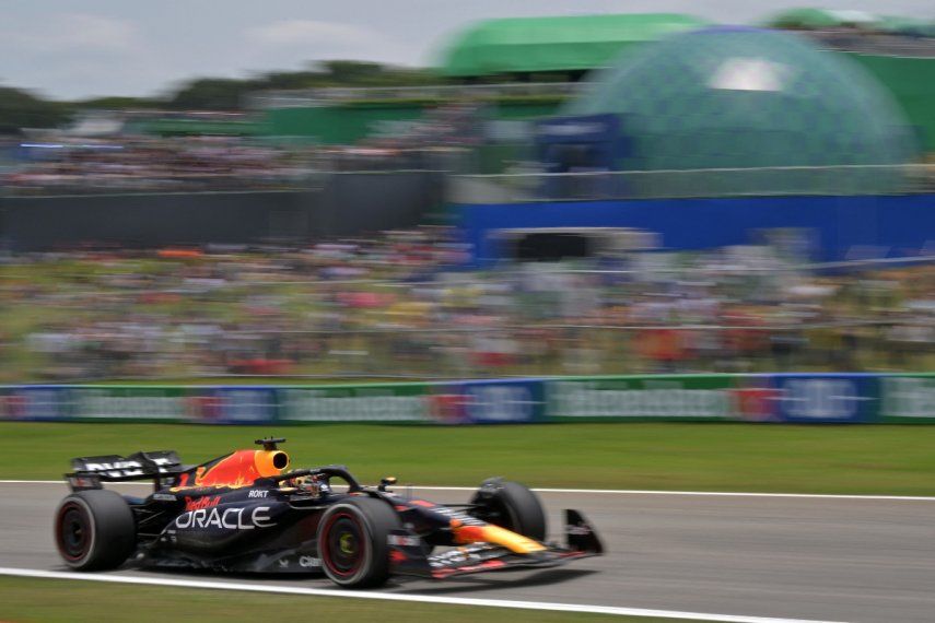 El piloto holandés de Red Bull Racing, Max Verstappen, impulsa su auto durante una práctica libre en el circuito José Carlos Pace en Sao Paulo, Brasil, el 3 de noviembre de 2023, antes del Gran Premio de Brasil de Fórmula Uno.