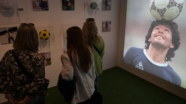 La gente recorre la exposición Diego Eterno, un viaje inmersivo a través de la vida del astro del fútbol argentino Diego Maradona, en La Rural de Buenos Aires el 2 de diciembre de 2024.