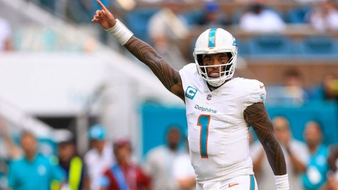 El mariscal de campo de los Dolphins, Tua Tagovailoa, reacciona luego de un touchdown en un partido contra los Jets de Nueva York, el 8 de diciembre de 2024.