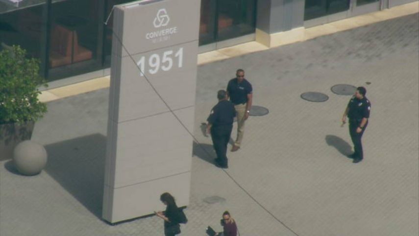 Funcionarios policiales están a las puertas de la sede Demócrata.