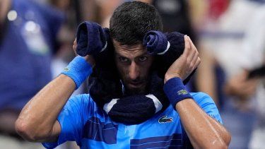 Novak Djokovic se refresca durante el partido contra Laslo Djere por la segunda ronda del Abierto de Estados Unidos, el miércoles 28 de agosto de 2024, en Nueva York.