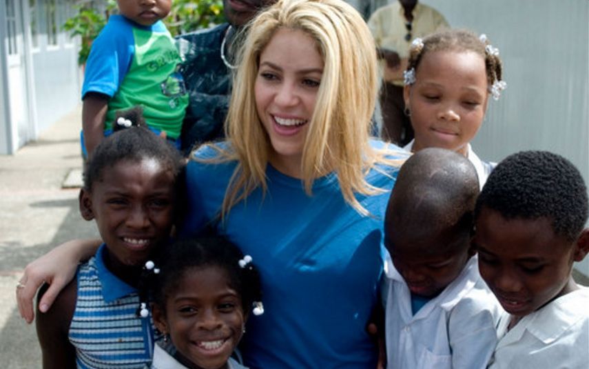 La cantante colombiana Shakira, acompañada de niños, en una imagen tomada de la cuenta de Twitter de la Fundación Pies Descalsos.