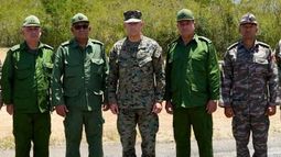 Esta foto, publicada en la cuenta X del Comando Sur de los Estados Unidos (SOUTHCOM) el 29 de mayo de 2026, muestra al Comandante del SOUTHCOM, General Francis L. Donovan (C), al Jefe del Estado Mayor y Primer Viceministro de las Fuerzas Armadas Revolucionarias de Cuba (MINFAR), General Roberto Legra Sotolongo (2.º/I) y a otros oficiales militares cubanos, durante su reunión en el perímetro de la Estación Naval de los Estados Unidos en la Bahía de Guantánamo, Cuba, el 29 de mayo de 2026. Esta foto, publicada en la cuenta X del Comando Sur de los Estados Unidos (SOUTHCOM) el 29 de mayo de 2026, muestra al Comandante del SOUTHCOM, General Francis L. Donovan (C), al Jefe del Estado Mayor y Primer Viceministro de las Fuerzas Armadas Revolucionarias de Cuba (MINFAR), General Roberto Legra Sotolongo (2.º/I) y a otros oficiales militares cubanos, durante su reunión en el perímetro de la Estación Naval de los Estados Unidos en la Bahía de Guantánamo, Cuba, el 29 de mayo de 2026.