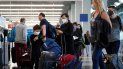 Viajeros hacen fila en el aeropuerto OHare de Chicago el viernes 2 de julio de 2021. Viajeros hacen fila en el aeropuerto OHare de Chicago el viernes 2 de julio de 2021.