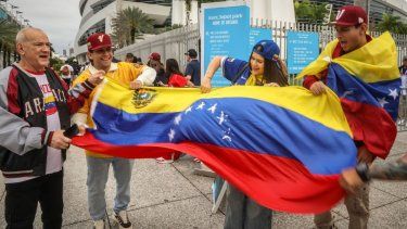Fanáticos de Venezuela muestran su bandera en las afueras del LoanDepot Park de Miami antes de la final del Clásico Mundial de Béisbol, el 17 de marzo de 2026. Fanáticos de Venezuela muestran su bandera en las afueras del LoanDepot Park de Miami antes de la final del Clásico Mundial de Béisbol, el 17 de marzo de 2026.