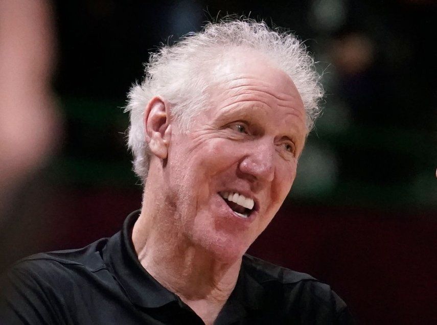 El comentarista y retirado jugador de baloncesto Bill Walton durante una práctica para el Juego de Estrellas de la NBA, el 19 de febrero de 2022, en Cleveland.