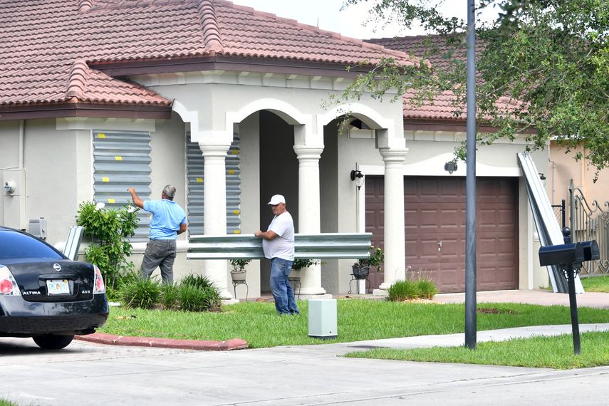 Residentes de Miami ya comenzaron a colocar las protecciones en las ventanas ante la amenaza que significa el huracán Irma.&nbsp;