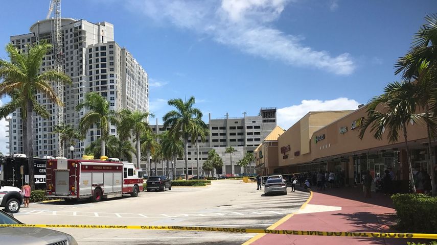 Vista parcial del downtown de Hollywood, en Florida, donde la Policía puso en custodia al hombre que causó alarma al lanzar objetos y escombros desde un edificio en construción.