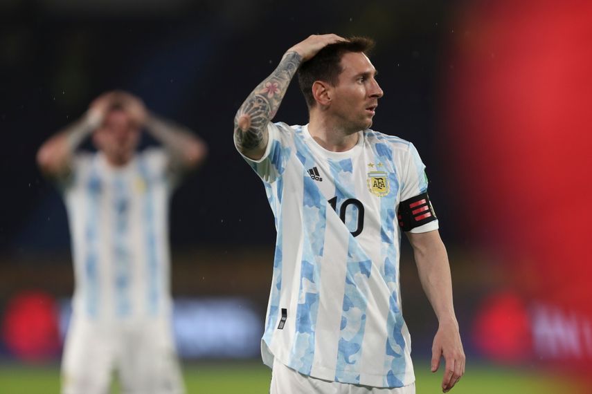 El argentino Lionel Messi gesticula durante un partido de clasificación para el Mundial de Qatar de 2022 contra Colombia en el estadio Metropolitano, en Barranquilla