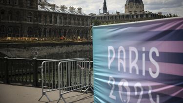 Trabajadores operan a lo largo del río Sena en los Juegos Olímpicos de Verano de 2024, el domingo 21 de julio de 2024, en París, Francia.