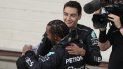 Los pilotos de Mercedes, Lewis Hamilton y George Russell, se felicitan tras la carrera sprint del Gran Premio de Brasil, en el circuito de Interlagos, en Sao Paulo, el sábado 12 de noviembre de 2022.