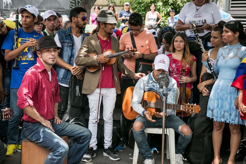 El violinista Wuilly Arteaga (c), un músico que ganó popularidad en el país luego de que su instrumento terminara dañado en medio de una protesta se presenta junto a otros músicos frente a un centenar de personas &nbsp;en la Plaza Brión de Chacaíto, en Caracas (Venezuela). &nbsp;