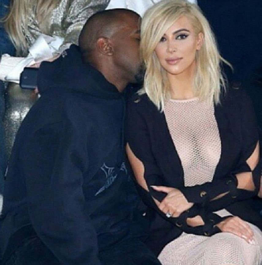Kanye West besa a su esposa Kim Kardashian durante un desfile de Lanvin en la Semana de la Moda en París. (INSTAGRAM). 