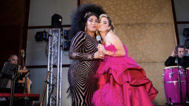 Aymée Nuviola junto a Mildred González en la Gala Drama.&nbsp;