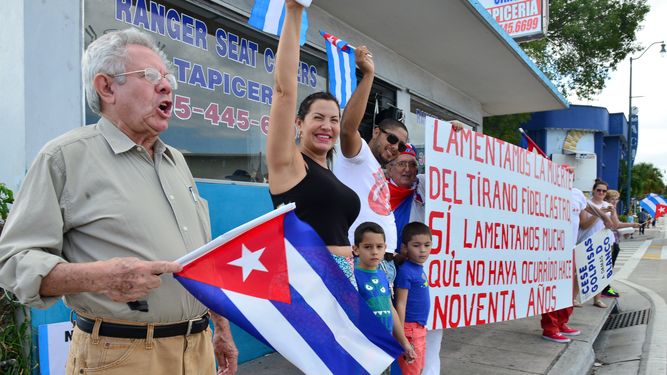 Exiliados cubanos celebran en La Pequeña Habana la muerte del tirano.
