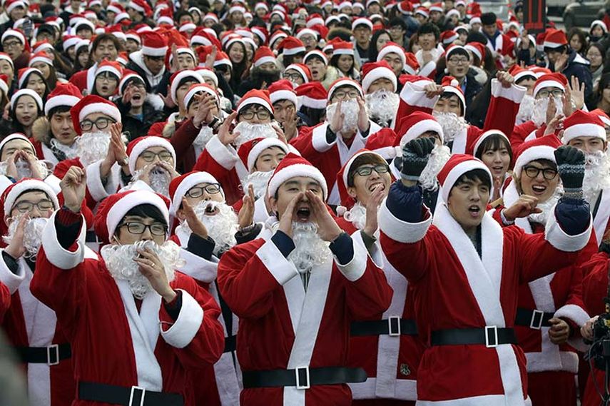 Más de 1.000 voluntarios vestidos como Santa Claus (Papá Noel) se reúnen para entregar regalos a los pobres en el centro de Seúl, Corea de Sur, el martes 24 de diciembre. (AP)