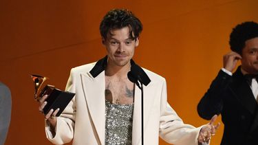 Harry Styles recibe el premio al álbum del año por Harrys House en la 65a entrega anual del Grammy el 5 de febrero de 2023, en Los Ángeles.