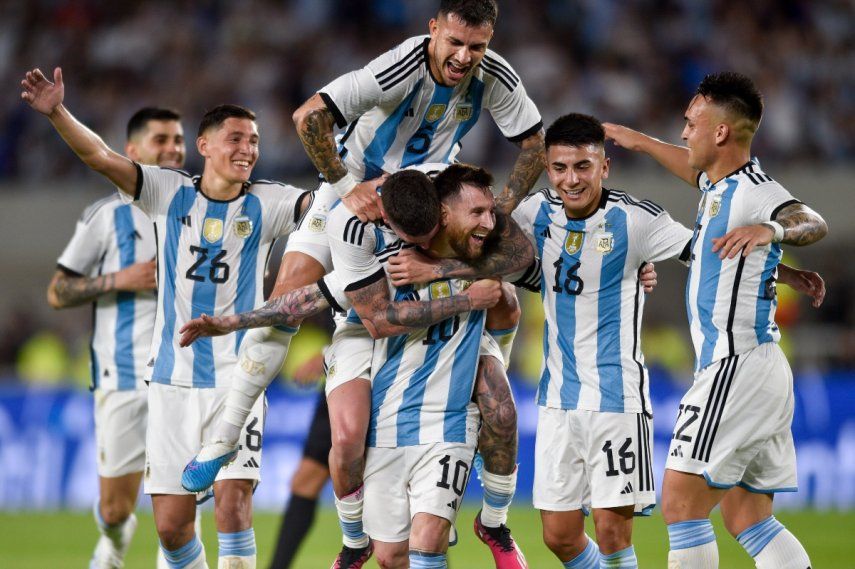 Lionel Messi festeja con sus compañeros de la selección argentina luego de anotar el segundo tanto de su equipo ante Panamá, durante un partido amistoso en Buenos Aires, el 23 de marzo de 2023.