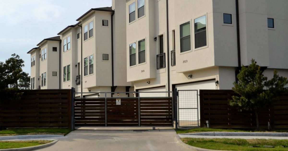 Se abren dos frentes en Florida contra crisis de seguros de propiedad, uno legislativo y otro ciudadano