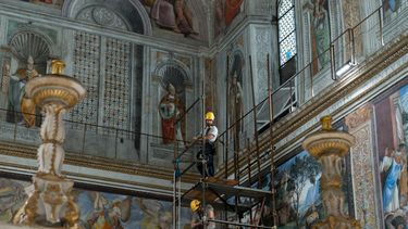 Esta foto, difundida el 3 de mayo de 2025 por The Vatican Media, muestra la preparación de la Capilla Sixtina y la instalación de la chimenea antes del inicio del cónclave el 7 de mayo de 2025. (Foto: Handout / VATICAN MEDIA / AFP) / USO EDITORIAL RESTRINGIDO - CRÉDITO OBLIGATORIO AFP PHOTO / VATICAN MEDIA