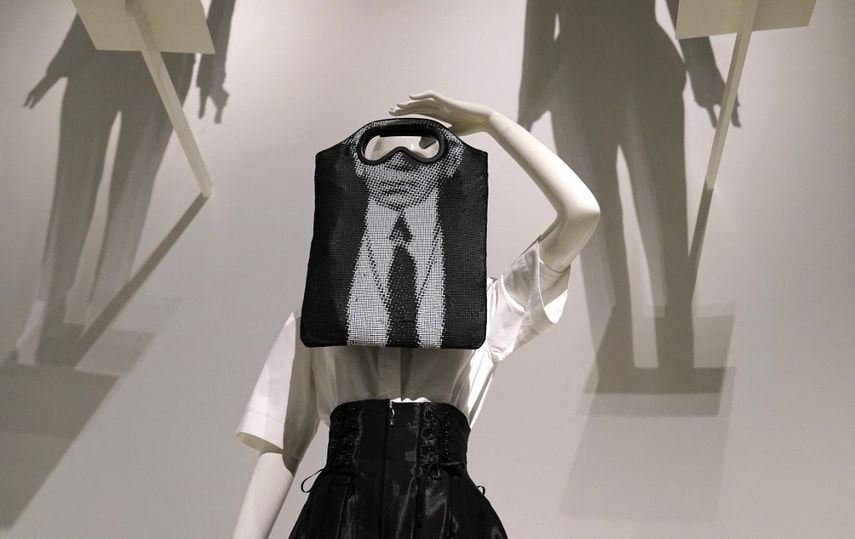 Las obras del diseñador de moda alemán Karl Lagerfeld se exhiben durante la vista previa para la prensa de la exposición de The Costume Institute titulada Karl Lagerfeld: A Line of Beauty, en el Museo Metropolitano de Arte (MET) de la ciudad de Nueva York el 1 de mayo de 2023.  
