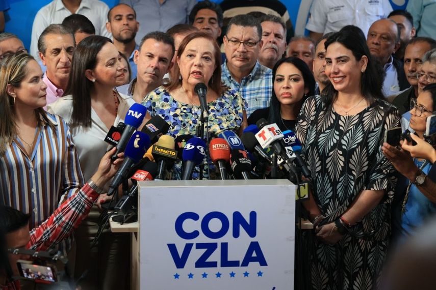 María Corina Machado, ganadora de las primarias opositoras y sobre quien pesa una habilitación políica, designó a la académica Corina Yoris como su sustituta