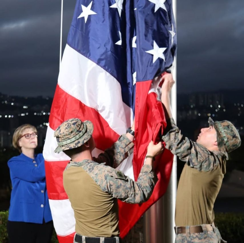 La jefa diplomática de EEUU en Venezuela iza la bandera en la Embajada en Caracas, el sábado 14 de marzo 2026