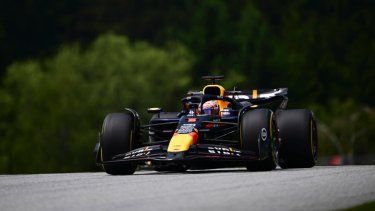 El piloto de Red Bull, Max Verstappen, maniobra su vehículo durante la sesión de práctica en el Gran Premio de Austria, el viernes 28 de junio del 2024.&nbsp;