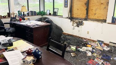 Esta fotografía muestra el interior de la sede del grupo antiabortista Wisconsin Family Action, en Madison, Wisconsin, el domingo 8 de mayo de 2022, luego de un incendio.&nbsp; &nbsp;