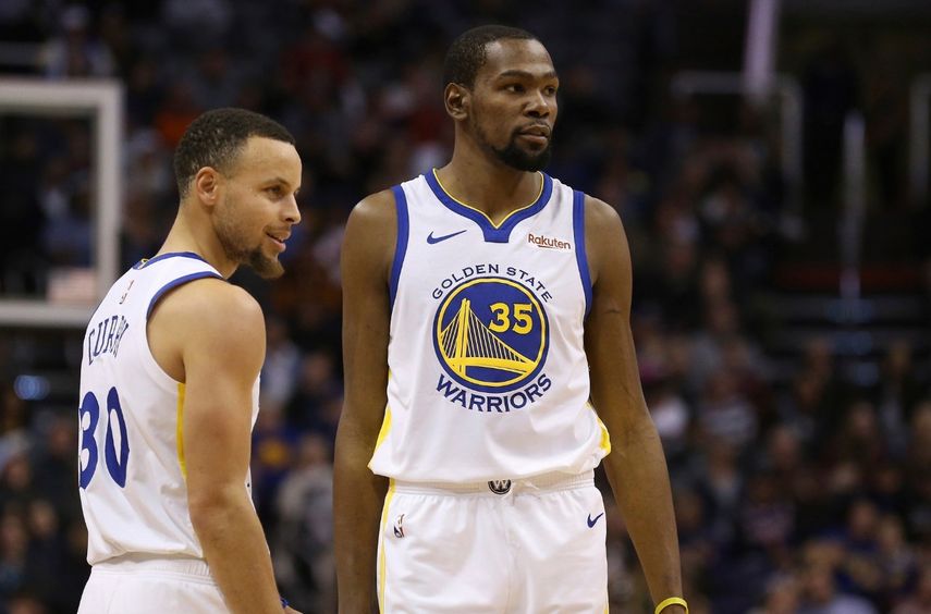Siempre recordaré los tres años que tuvimos. Probablemente estaremos aquí en el futuro, celebrando esos como lo hizo el equipo de 1974-75, dijo Curry sobre sus ex compañeros, en especial Kevin Durant.