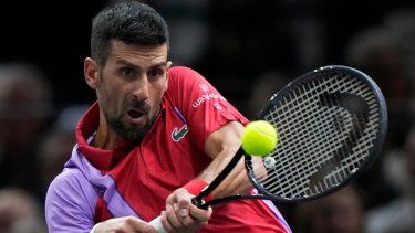 Novak Djokovic, de Serbia, devuelve una pelota ante el argentino Tomás Martín Etcheverry durante la segunda ronda del Masters de París, en la arena Accor, el miércoles 1 de noviembre de 2023, en París.