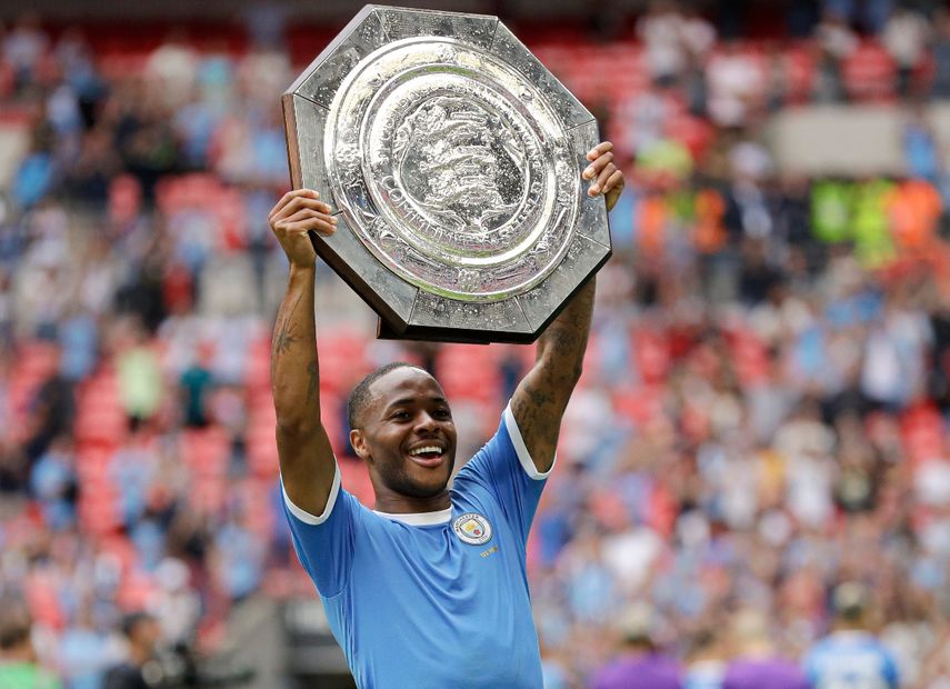 Raheem Sterling del Manchester City alza el trofeo del Community Shield del fútbol inglés tras derrotar a Liverpool el 4 de agosto de 2019.&nbsp;