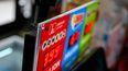 Un cartel del bote de la lotería Powerball se ve en un 7-Eleven, el viernes 5 de abril de 2024, en Portland, Oregon.