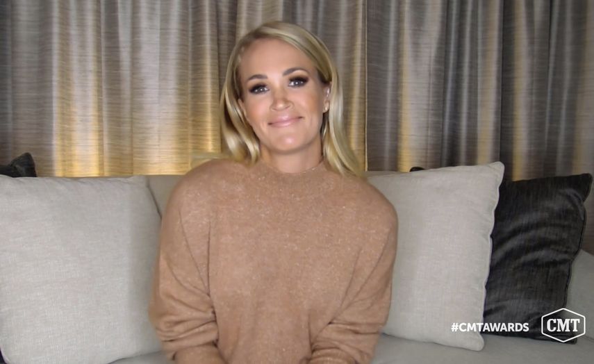 Carrie Underwood acepta el premio al video del año por Drinking Alone durante la entrega de los Premios CMT de la Música Country, el miércoles 21 de octubre del 2020.