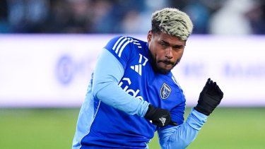 Josef Martínez #17 de los San Jose Earthquakes dispara durante el calentamiento previo al partido de la MLS entre el Sporting Kansas City y los San Jose Earthquakes en el Childrens Mercy Park el 1 de marzo de 2025 en Kansas City, Kansas.