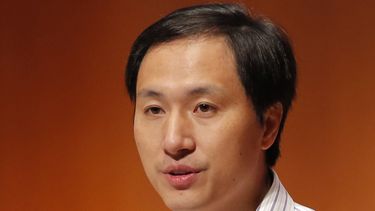 Fotograf&iacute;a de archivo del 28 de noviembre de 2018 de He Jiankui, un investigador chino, durante la Conferencia de Edici&oacute;n de Genoma Humano en Hong Kong, en donde afirm&oacute; haber asistido en el nacimiento de los primeros beb&eacute;s modificados gen&eacute;ticamente.&nbsp;